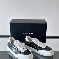 Chanel(香奈儿)的拼色板鞋,绗缝皮革鞋面搭配皮革拼接,白色鞋带和白色厚底,鞋舌有双 C Logo。 这款走 Chanel(香奈儿)的拼色板鞋,绗缝皮革鞋面搭配皮革拼接,白色鞋带和白色厚底,鞋舌有双 C Logo。 这款走