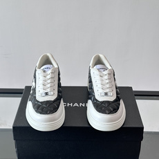 Chanel(香奈儿)的拼色板鞋,绗缝皮革鞋面搭配皮革拼接,白色鞋带和白色厚底,鞋舌有双 C Logo。 这款走 Chanel(香奈儿)的拼色板鞋,绗缝皮革鞋面搭配皮革拼接,白色鞋带和白色厚底,鞋舌有双 C Logo。 这款走