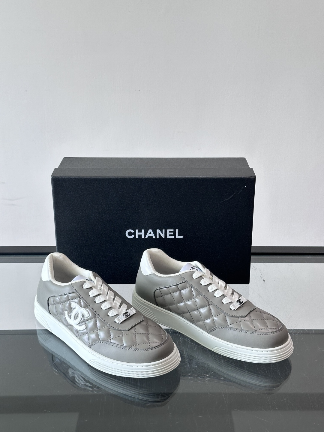 Chanel(香奈儿)的拼色板鞋,绗缝皮革鞋面搭配皮革拼接,白色鞋带和白色厚底,鞋舌有双 C Logo。 这款走 Chanel(香奈儿)的拼色板鞋,绗缝皮革鞋面搭配皮革拼接,白色鞋带和白色厚底,鞋舌有双 C Logo。 这款走