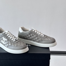 Chanel(香奈儿)的拼色板鞋,绗缝皮革鞋面搭配皮革拼接,白色鞋带和白色厚底,鞋舌有双 C Logo。 这款走 Chanel(香奈儿)的拼色板鞋,绗缝皮革鞋面搭配皮革拼接,白色鞋带和白色厚底,鞋舌有双 C Logo。 这款走