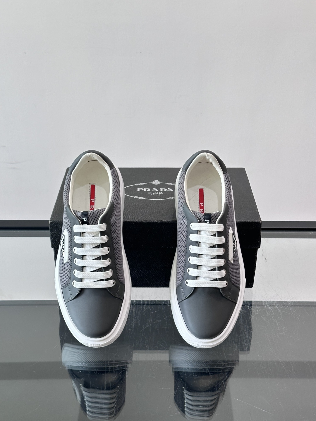👟Prada网布运动鞋,采用透气网布+皮革拼接,简约又有辨识度✨。侧面三角标超有品牌感,白色橡胶鞋底舒适耐磨,日常穿搭或 👟Prada网布运动鞋,采用透气网布+皮革拼接,简约又有辨识度✨。侧面三角标超有品牌感,白色橡胶鞋底舒适耐磨,日常穿搭或