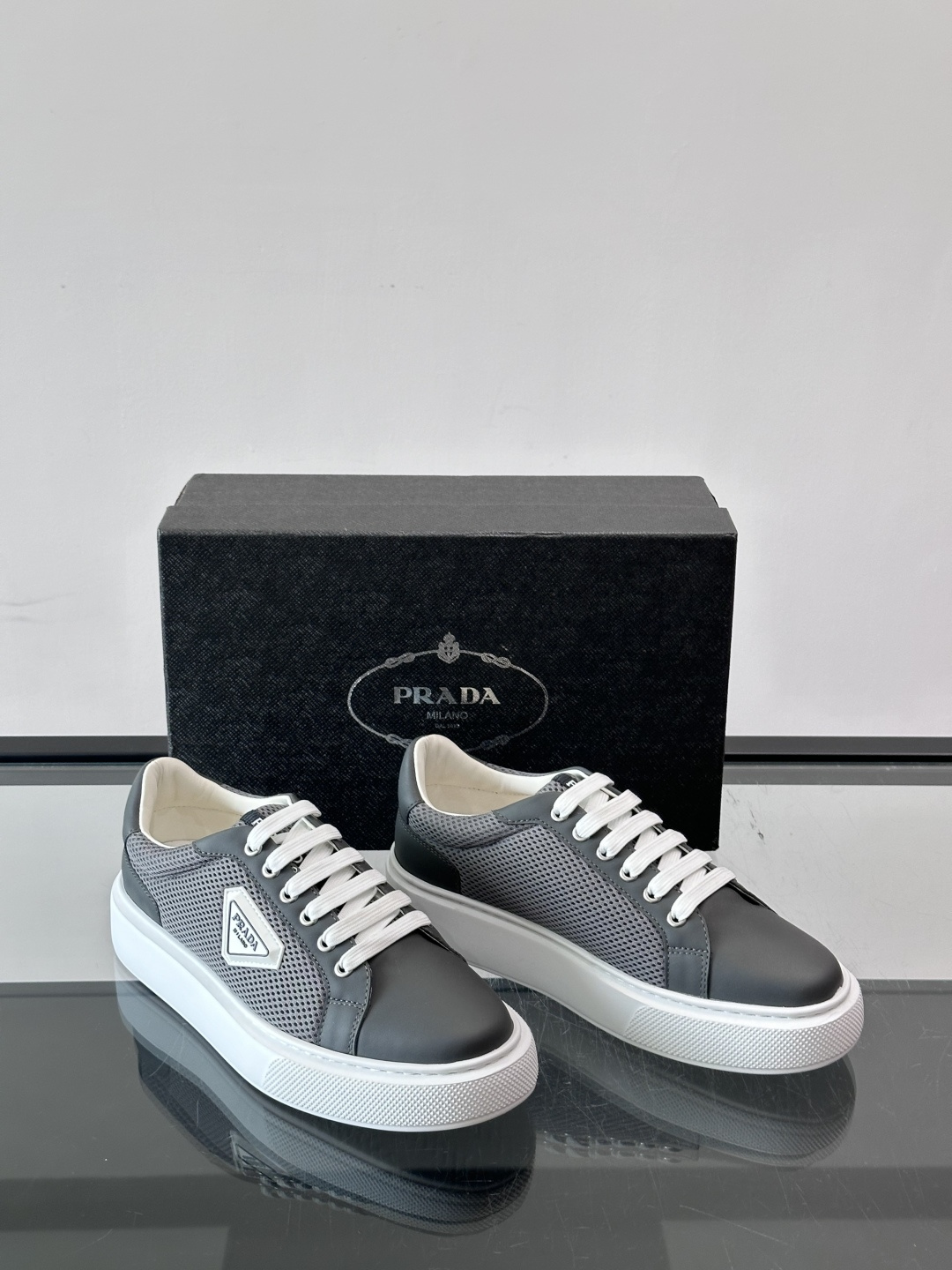 👟Prada网布运动鞋,采用透气网布+皮革拼接,简约又有辨识度✨。侧面三角标超有品牌感,白色橡胶鞋底舒适耐磨,日常穿搭或 👟Prada网布运动鞋,采用透气网布+皮革拼接,简约又有辨识度✨。侧面三角标超有品牌感,白色橡胶鞋底舒适耐磨,日常穿搭或