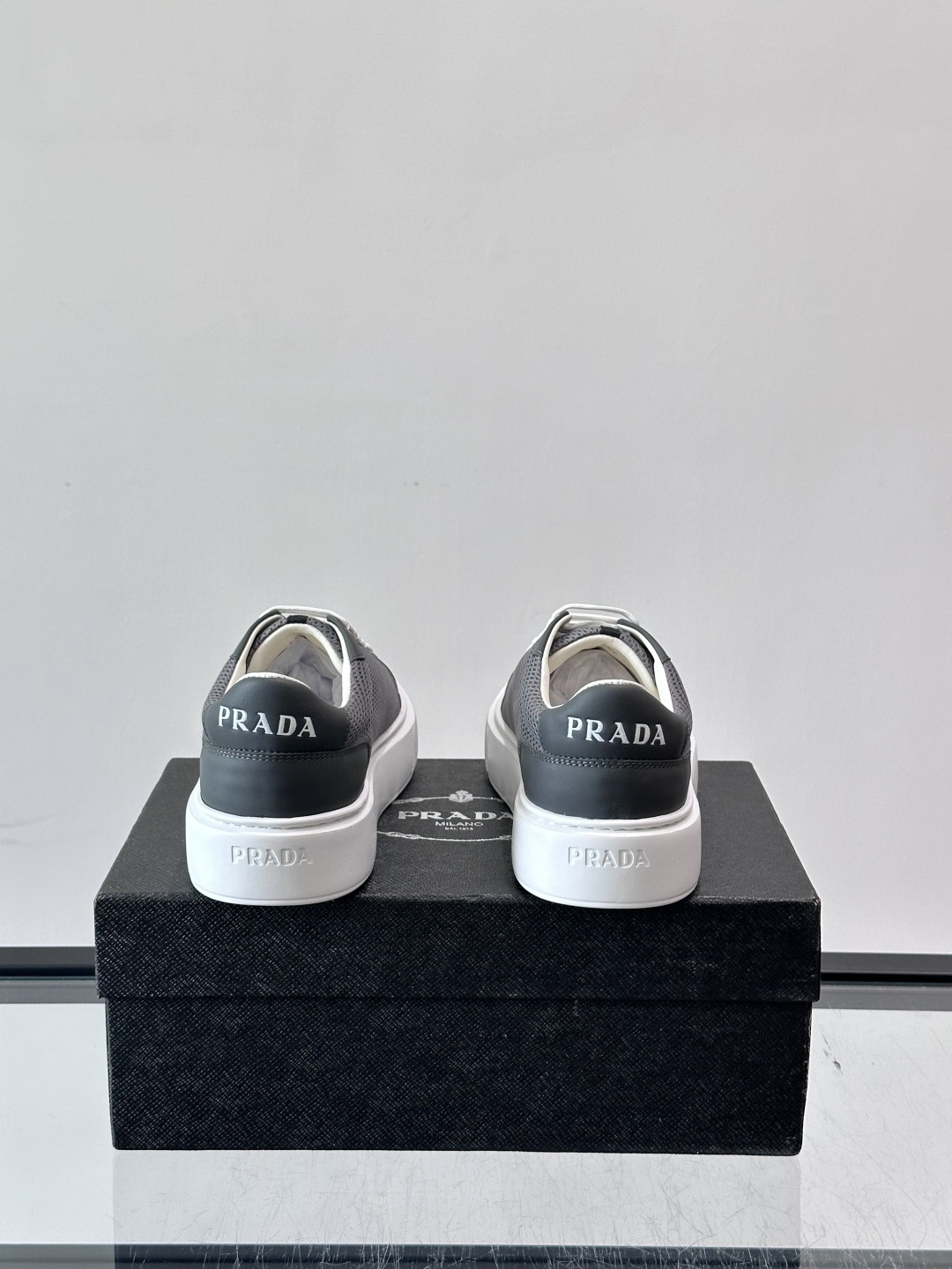👟Prada网布运动鞋,采用透气网布+皮革拼接,简约又有辨识度✨。侧面三角标超有品牌感,白色橡胶鞋底舒适耐磨,日常穿搭或 👟Prada网布运动鞋,采用透气网布+皮革拼接,简约又有辨识度✨。侧面三角标超有品牌感,白色橡胶鞋底舒适耐磨,日常穿搭或