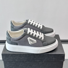 👟Prada网布运动鞋,采用透气网布+皮革拼接,简约又有辨识度✨。侧面三角标超有品牌感,白色橡胶鞋底舒适耐磨,日常穿搭或 👟Prada网布运动鞋,采用透气网布+皮革拼接,简约又有辨识度✨。侧面三角标超有品牌感,白色橡胶鞋底舒适耐磨,日常穿搭或