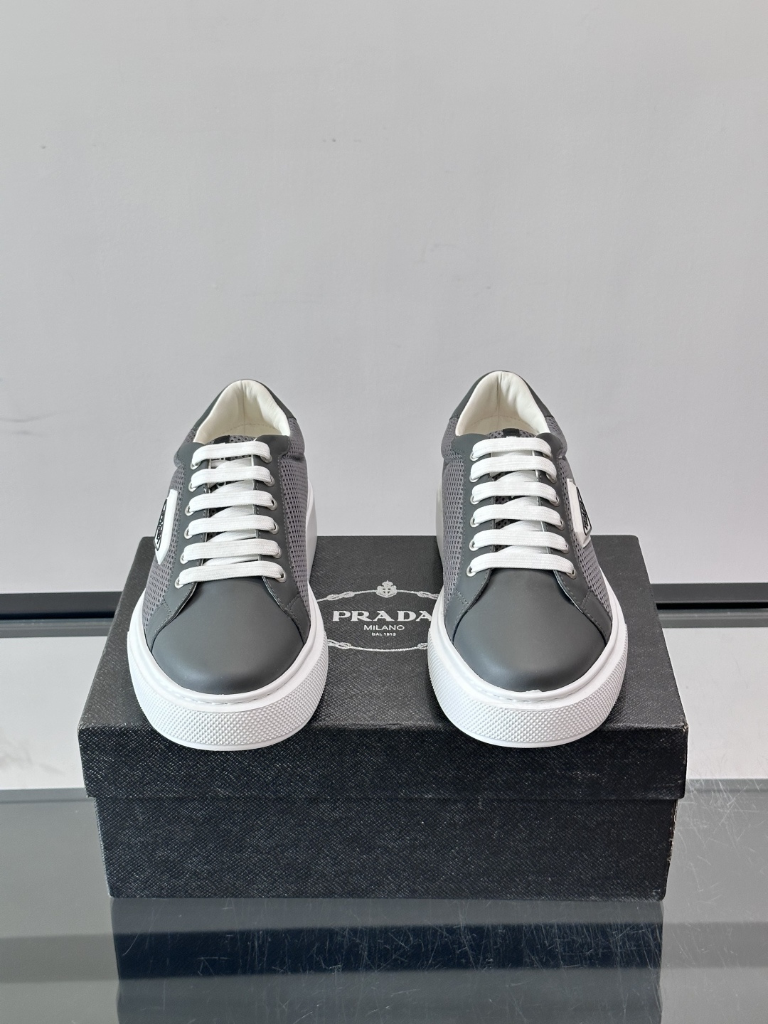 👟Prada网布运动鞋,采用透气网布+皮革拼接,简约又有辨识度✨。侧面三角标超有品牌感,白色橡胶鞋底舒适耐磨,日常穿搭或 👟Prada网布运动鞋,采用透气网布+皮革拼接,简约又有辨识度✨。侧面三角标超有品牌感,白色橡胶鞋底舒适耐磨,日常穿搭或