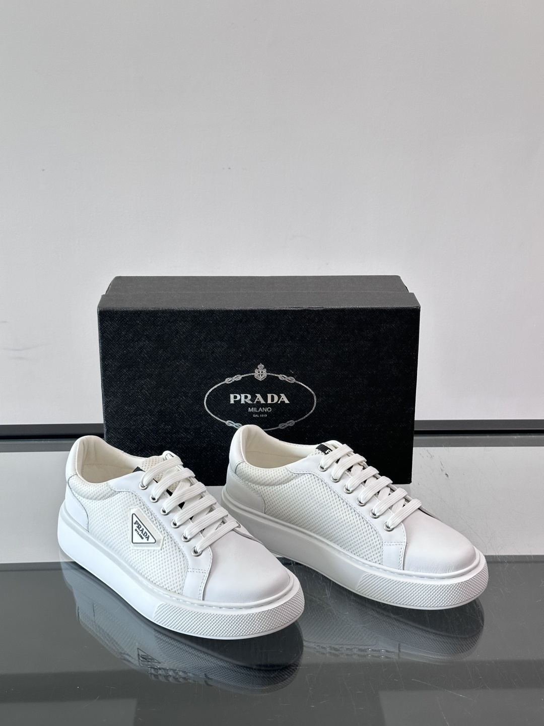 👟Prada网布运动鞋,采用透气网布+皮革拼接,简约又有辨识度✨。侧面三角标超有品牌感,白色橡胶鞋底舒适耐磨,日常穿搭或 👟Prada网布运动鞋,采用透气网布+皮革拼接,简约又有辨识度✨。侧面三角标超有品牌感,白色橡胶鞋底舒适耐磨,日常穿搭或