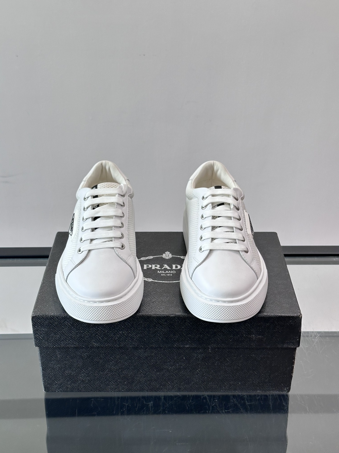 👟Prada网布运动鞋,采用透气网布+皮革拼接,简约又有辨识度✨。侧面三角标超有品牌感,白色橡胶鞋底舒适耐磨,日常穿搭或 👟Prada网布运动鞋,采用透气网布+皮革拼接,简约又有辨识度✨。侧面三角标超有品牌感,白色橡胶鞋底舒适耐磨,日常穿搭或