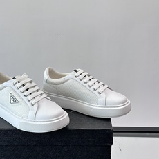 👟Prada网布运动鞋,采用透气网布+皮革拼接,简约又有辨识度✨。侧面三角标超有品牌感,白色橡胶鞋底舒适耐磨,日常穿搭或 👟Prada网布运动鞋,采用透气网布+皮革拼接,简约又有辨识度✨。侧面三角标超有品牌感,白色橡胶鞋底舒适耐磨,日常穿搭或