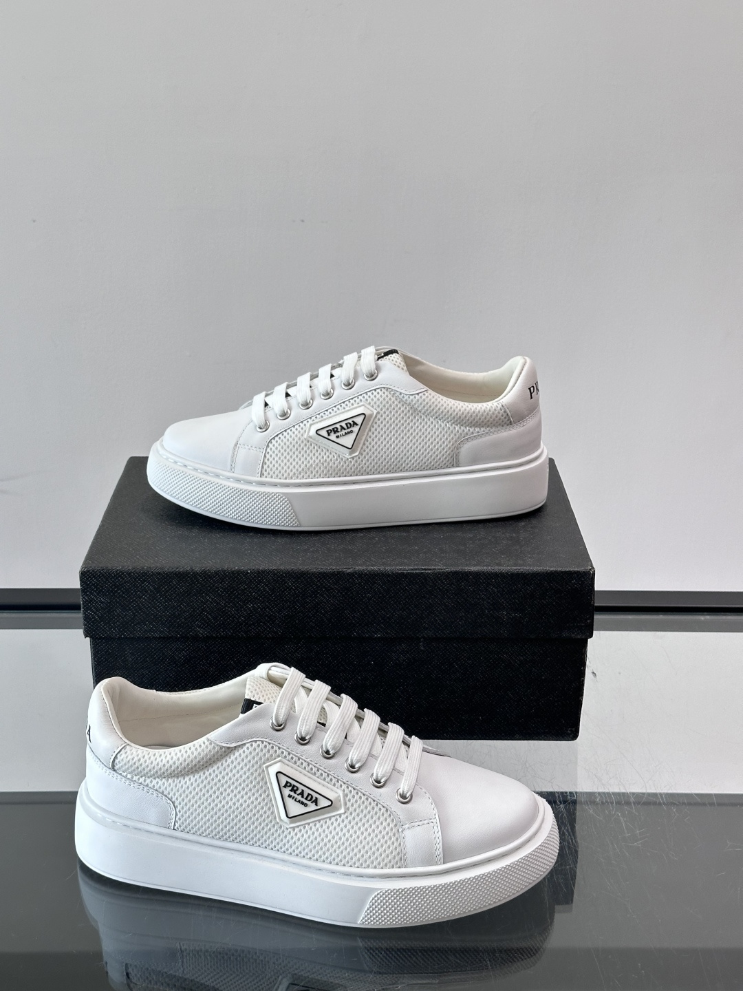 👟Prada网布运动鞋,采用透气网布+皮革拼接,简约又有辨识度✨。侧面三角标超有品牌感,白色橡胶鞋底舒适耐磨,日常穿搭或 👟Prada网布运动鞋,采用透气网布+皮革拼接,简约又有辨识度✨。侧面三角标超有品牌感,白色橡胶鞋底舒适耐磨,日常穿搭或
