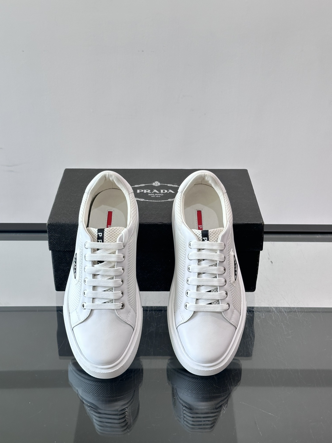 👟Prada网布运动鞋,采用透气网布+皮革拼接,简约又有辨识度✨。侧面三角标超有品牌感,白色橡胶鞋底舒适耐磨,日常穿搭或 👟Prada网布运动鞋,采用透气网布+皮革拼接,简约又有辨识度✨。侧面三角标超有品牌感,白色橡胶鞋底舒适耐磨,日常穿搭或