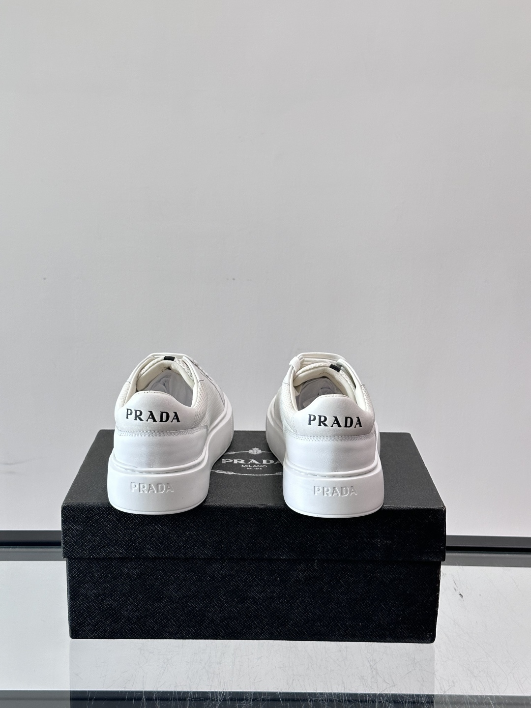 👟Prada网布运动鞋,采用透气网布+皮革拼接,简约又有辨识度✨。侧面三角标超有品牌感,白色橡胶鞋底舒适耐磨,日常穿搭或 👟Prada网布运动鞋,采用透气网布+皮革拼接,简约又有辨识度✨。侧面三角标超有品牌感,白色橡胶鞋底舒适耐磨,日常穿搭或