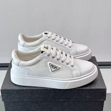 👟Prada网布运动鞋,采用透气网布+皮革拼接,简约又有辨识度✨。侧面三角标超有品牌感,白色橡胶鞋底舒适耐磨,日常穿搭或 👟Prada网布运动鞋,采用透气网布+皮革拼接,简约又有辨识度✨。侧面三角标超有品牌感,白色橡胶鞋底舒适耐磨,日常穿搭或
