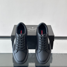 👟Prada网布运动鞋,采用透气网布+皮革拼接,简约又有辨识度✨。侧面三角标超有品牌感,白色橡胶鞋底舒适耐磨,日常穿搭或 👟Prada网布运动鞋,采用透气网布+皮革拼接,简约又有辨识度✨。侧面三角标超有品牌感,白色橡胶鞋底舒适耐磨,日常穿搭或