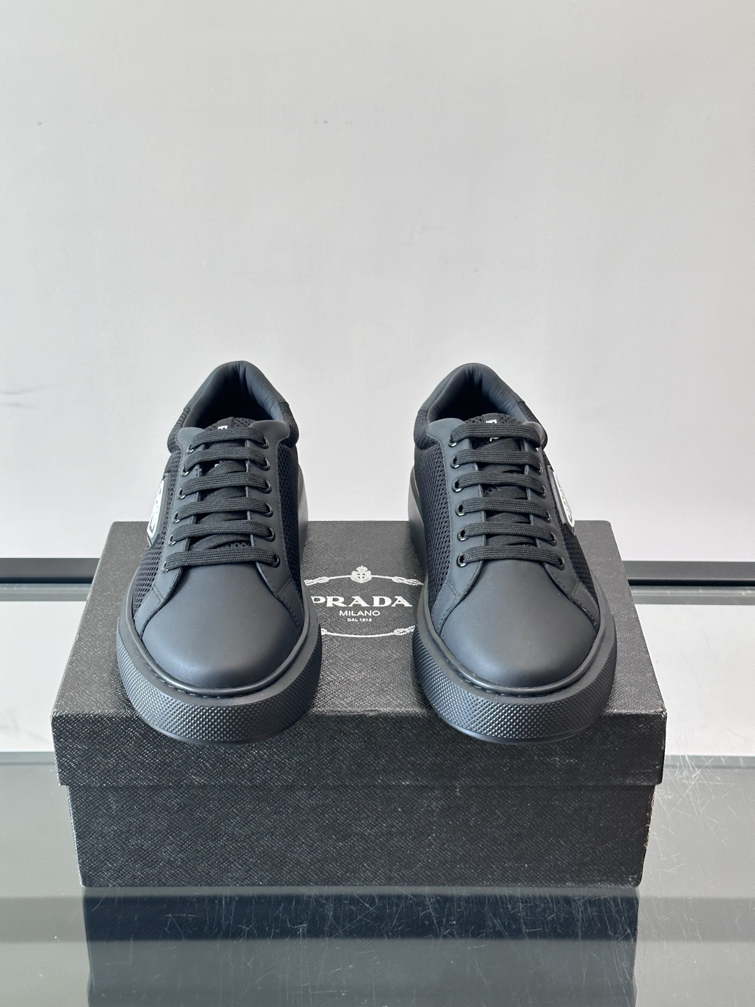 👟Prada网布运动鞋,采用透气网布+皮革拼接,简约又有辨识度✨。侧面三角标超有品牌感,白色橡胶鞋底舒适耐磨,日常穿搭或 👟Prada网布运动鞋,采用透气网布+皮革拼接,简约又有辨识度✨。侧面三角标超有品牌感,白色橡胶鞋底舒适耐磨,日常穿搭或
