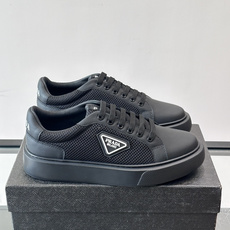 👟Prada网布运动鞋,采用透气网布+皮革拼接,简约又有辨识度✨。侧面三角标超有品牌感,白色橡胶鞋底舒适耐磨,日常穿搭或 👟Prada网布运动鞋,采用透气网布+皮革拼接,简约又有辨识度✨。侧面三角标超有品牌感,白色橡胶鞋底舒适耐磨,日常穿搭或