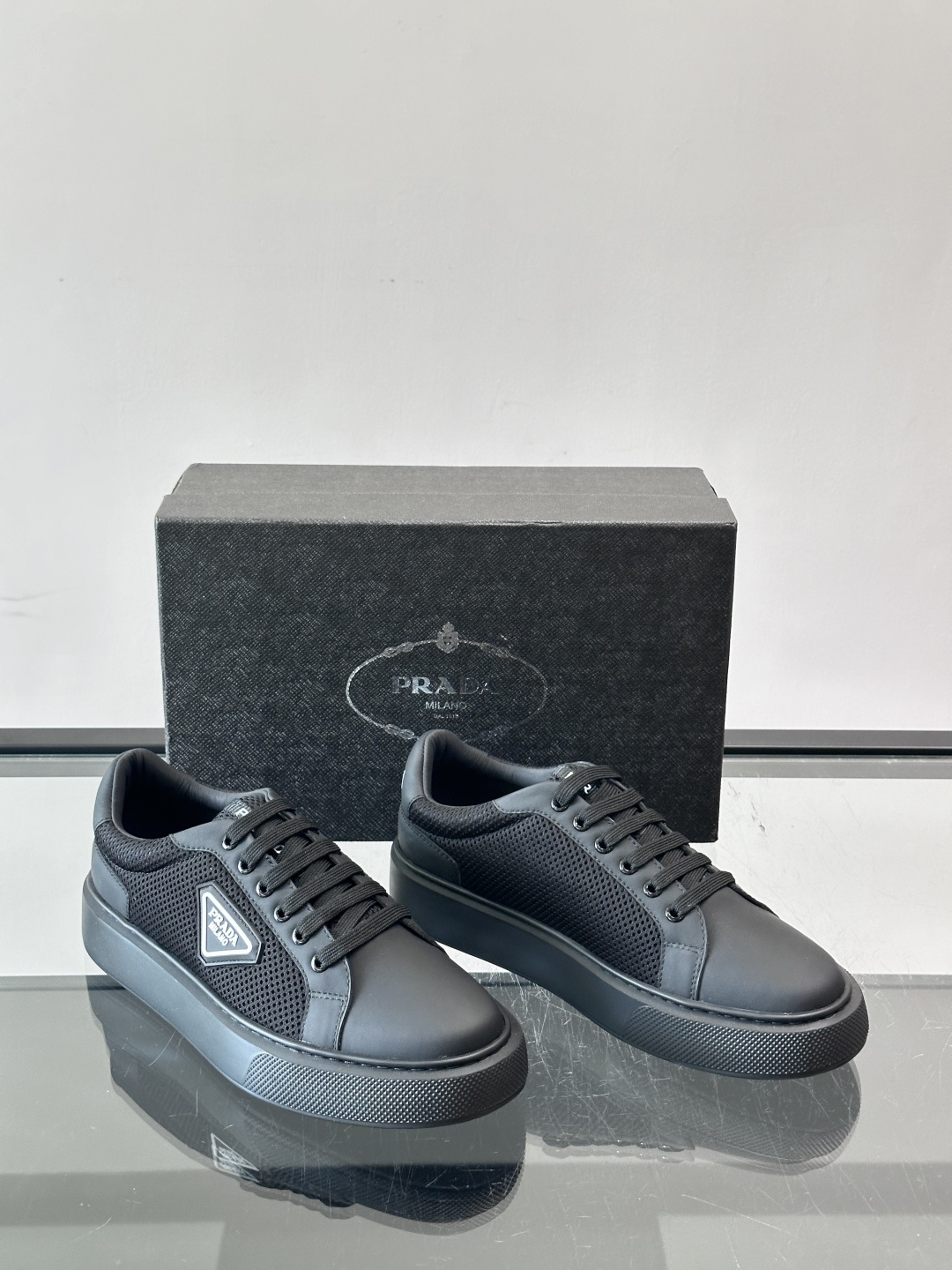 👟Prada网布运动鞋,采用透气网布+皮革拼接,简约又有辨识度✨。侧面三角标超有品牌感,白色橡胶鞋底舒适耐磨,日常穿搭或 👟Prada网布运动鞋,采用透气网布+皮革拼接,简约又有辨识度✨。侧面三角标超有品牌感,白色橡胶鞋底舒适耐磨,日常穿搭或