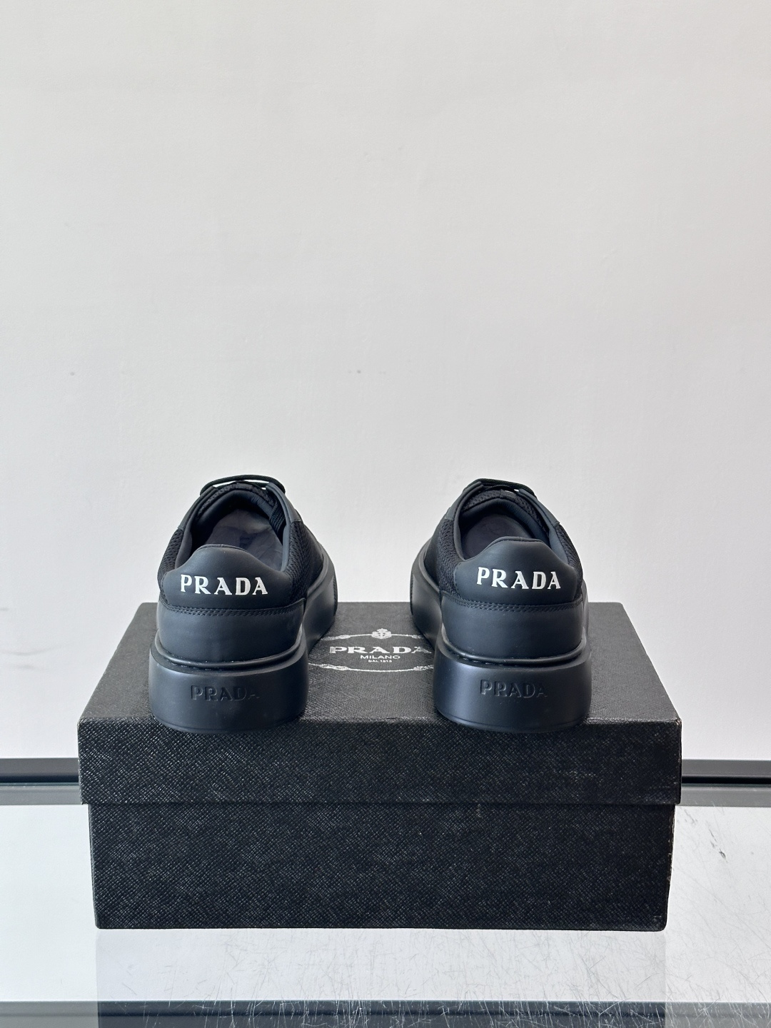👟Prada网布运动鞋,采用透气网布+皮革拼接,简约又有辨识度✨。侧面三角标超有品牌感,白色橡胶鞋底舒适耐磨,日常穿搭或 👟Prada网布运动鞋,采用透气网布+皮革拼接,简约又有辨识度✨。侧面三角标超有品牌感,白色橡胶鞋底舒适耐磨,日常穿搭或