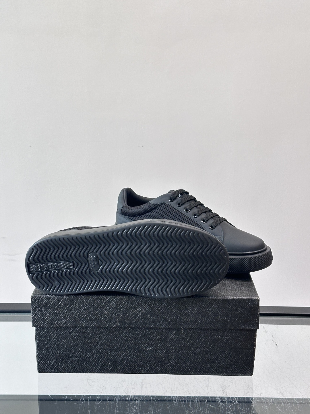 👟Prada网布运动鞋,采用透气网布+皮革拼接,简约又有辨识度✨。侧面三角标超有品牌感,白色橡胶鞋底舒适耐磨,日常穿搭或 👟Prada网布运动鞋,采用透气网布+皮革拼接,简约又有辨识度✨。侧面三角标超有品牌感,白色橡胶鞋底舒适耐磨,日常穿搭或
