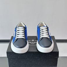 👟Prada网布运动鞋,采用透气网布+皮革拼接,简约又有辨识度✨。侧面三角标超有品牌感,白色橡胶鞋底舒适耐磨,日常穿搭或 👟Prada网布运动鞋,采用透气网布+皮革拼接,简约又有辨识度✨。侧面三角标超有品牌感,白色橡胶鞋底舒适耐磨,日常穿搭或