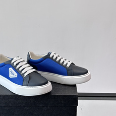 👟Prada网布运动鞋,采用透气网布+皮革拼接,简约又有辨识度✨。侧面三角标超有品牌感,白色橡胶鞋底舒适耐磨,日常穿搭或 👟Prada网布运动鞋,采用透气网布+皮革拼接,简约又有辨识度✨。侧面三角标超有品牌感,白色橡胶鞋底舒适耐磨,日常穿搭或