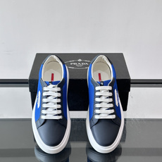 👟Prada网布运动鞋,采用透气网布+皮革拼接,简约又有辨识度✨。侧面三角标超有品牌感,白色橡胶鞋底舒适耐磨,日常穿搭或 👟Prada网布运动鞋,采用透气网布+皮革拼接,简约又有辨识度✨。侧面三角标超有品牌感,白色橡胶鞋底舒适耐磨,日常穿搭或