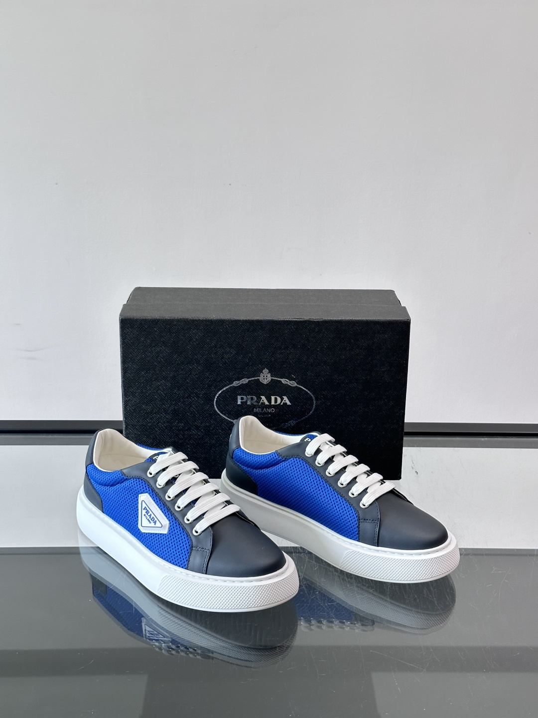 👟Prada网布运动鞋,采用透气网布+皮革拼接,简约又有辨识度✨。侧面三角标超有品牌感,白色橡胶鞋底舒适耐磨,日常穿搭或 👟Prada网布运动鞋,采用透气网布+皮革拼接,简约又有辨识度✨。侧面三角标超有品牌感,白色橡胶鞋底舒适耐磨,日常穿搭或