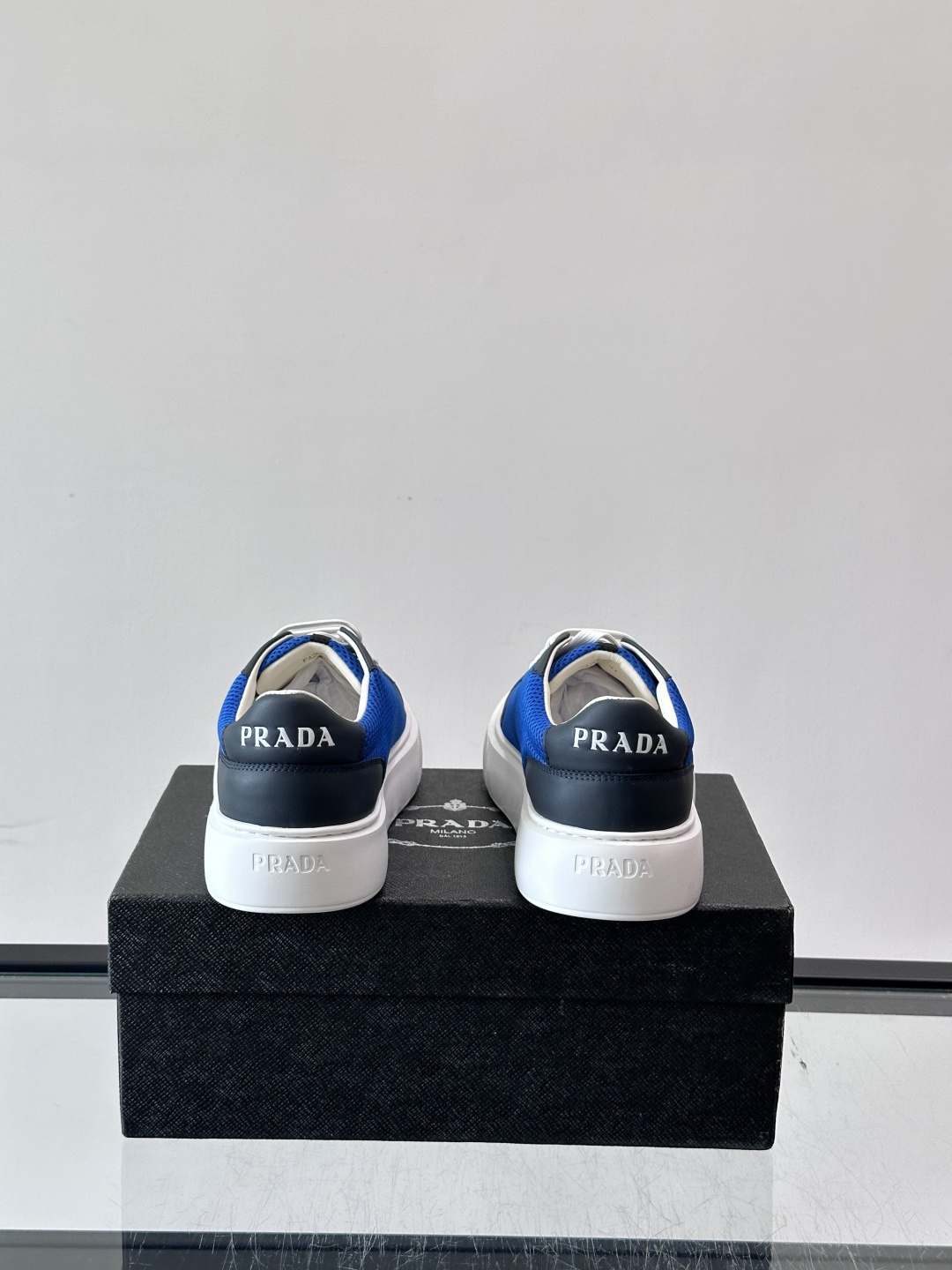 👟Prada网布运动鞋,采用透气网布+皮革拼接,简约又有辨识度✨。侧面三角标超有品牌感,白色橡胶鞋底舒适耐磨,日常穿搭或 👟Prada网布运动鞋,采用透气网布+皮革拼接,简约又有辨识度✨。侧面三角标超有品牌感,白色橡胶鞋底舒适耐磨,日常穿搭或