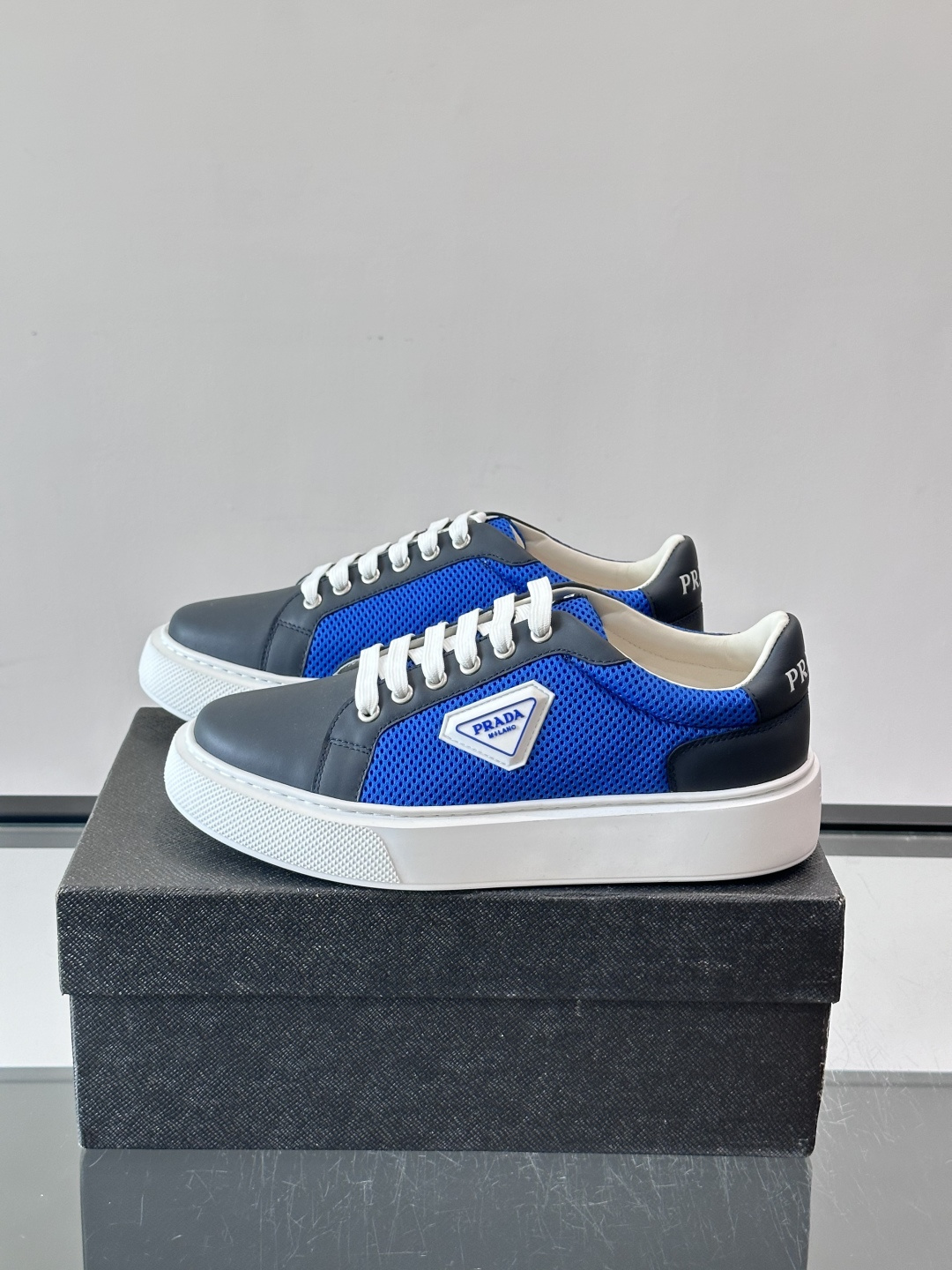 👟Prada网布运动鞋,采用透气网布+皮革拼接,简约又有辨识度✨。侧面三角标超有品牌感,白色橡胶鞋底舒适耐磨,日常穿搭或 👟Prada网布运动鞋,采用透气网布+皮革拼接,简约又有辨识度✨。侧面三角标超有品牌感,白色橡胶鞋底舒适耐磨,日常穿搭或