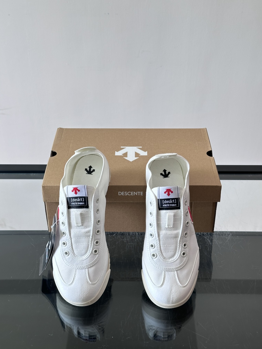 ​​Descente迪桑特网球鞋​​，帆布鞋身，品牌 Logo 点缀，撞色鞋底条纹，整体走的是复古运动风，这款网球鞋造型
