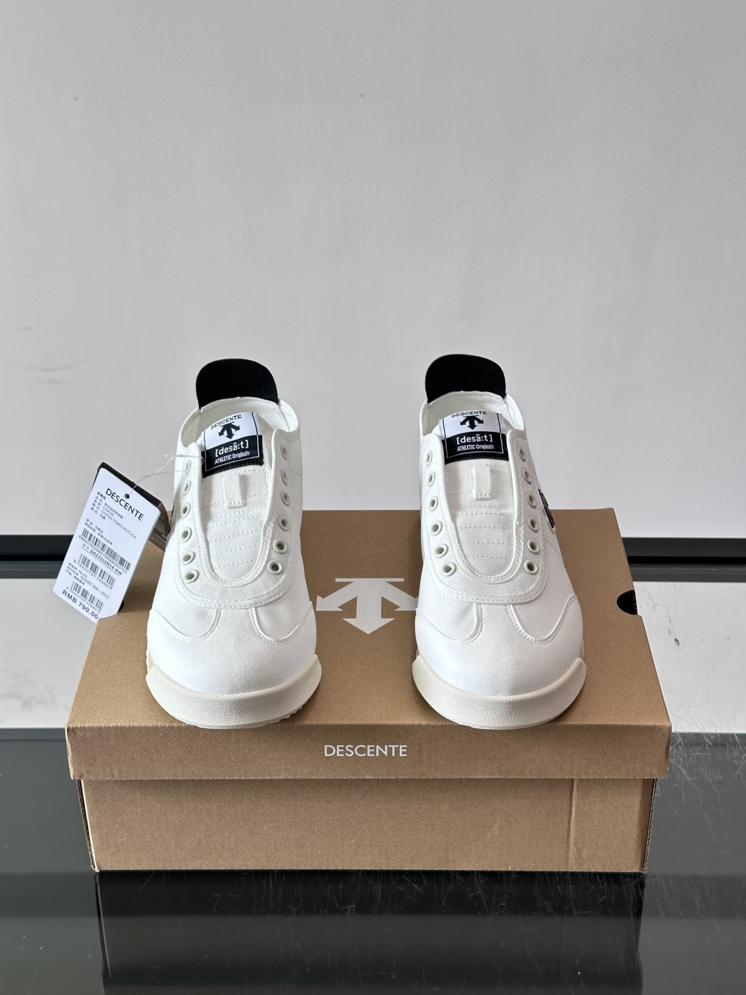 ​​Descente迪桑特网球鞋​​，帆布鞋身，品牌 Logo 点缀，撞色鞋底条纹，整体走的是复古运动风，这款网球鞋造型