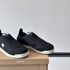 Descente迪桑特网球鞋,帆布鞋身,品牌 Logo 点缀,撞色鞋底条纹,整体走的是复古运动风,这款网球鞋造型 Descente迪桑特网球鞋,帆布鞋身,品牌 Logo 点缀,撞色鞋底条纹,整体走的是复古运动风,这款网球鞋造型