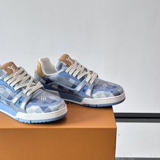 驴家 新配色 trainer运动鞋,本款 LV Trainer 运动鞋取材柔软粒面小牛皮,呈现纯净色调,后部#54标识追 驴家 新配色 trainer运动鞋,本款 LV Trainer 运动鞋取材柔软粒面小牛皮,呈现纯净色调,后部#54标识追