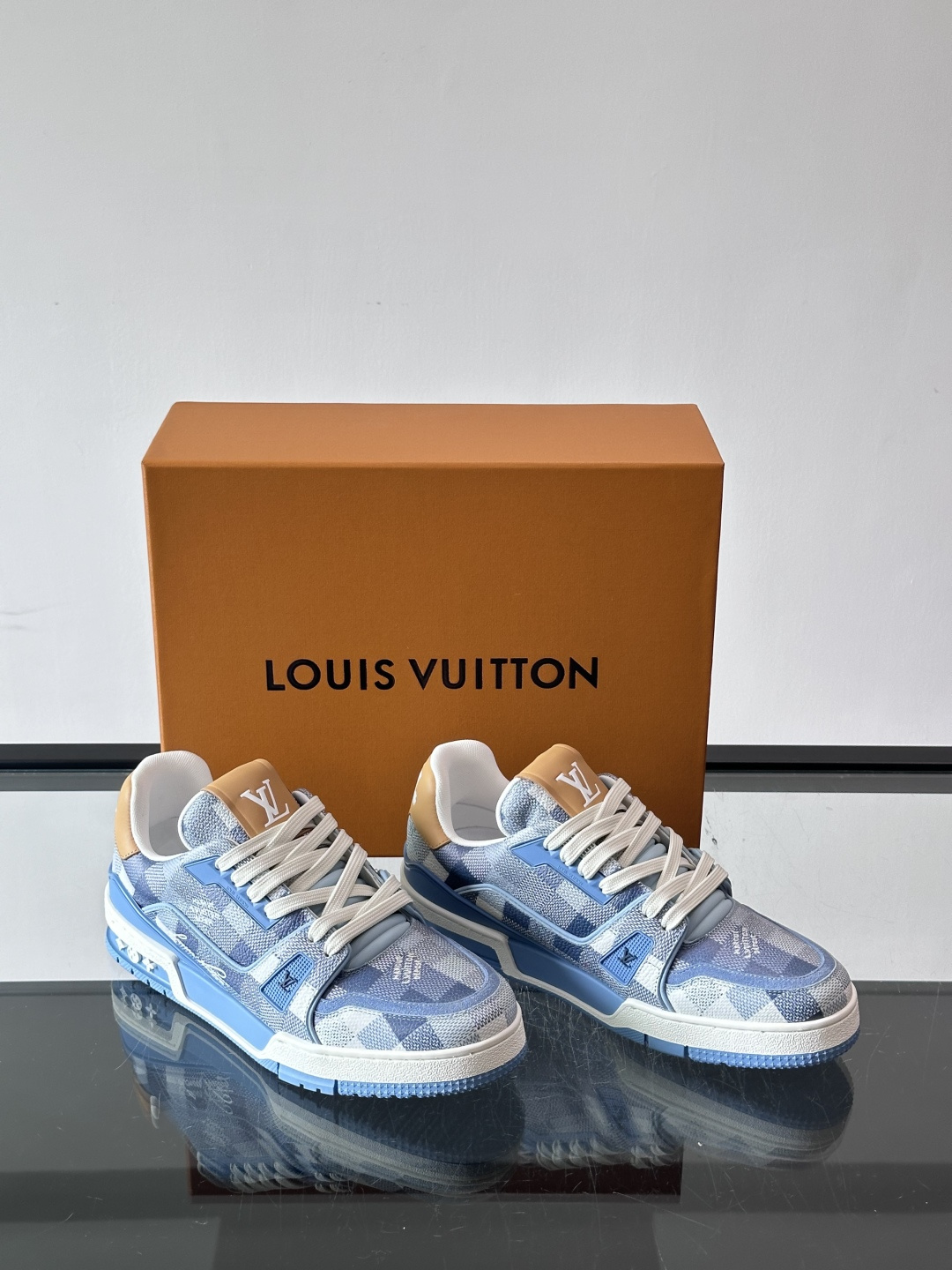 驴家 新配色 trainer运动鞋,本款 LV Trainer 运动鞋取材柔软粒面小牛皮,呈现纯净色调,后部#54标识追 驴家 新配色 trainer运动鞋,本款 LV Trainer 运动鞋取材柔软粒面小牛皮,呈现纯净色调,后部#54标识追