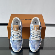 驴家 新配色 trainer运动鞋,本款 LV Trainer 运动鞋取材柔软粒面小牛皮,呈现纯净色调,后部#54标识追 驴家 新配色 trainer运动鞋,本款 LV Trainer 运动鞋取材柔软粒面小牛皮,呈现纯净色调,后部#54标识追