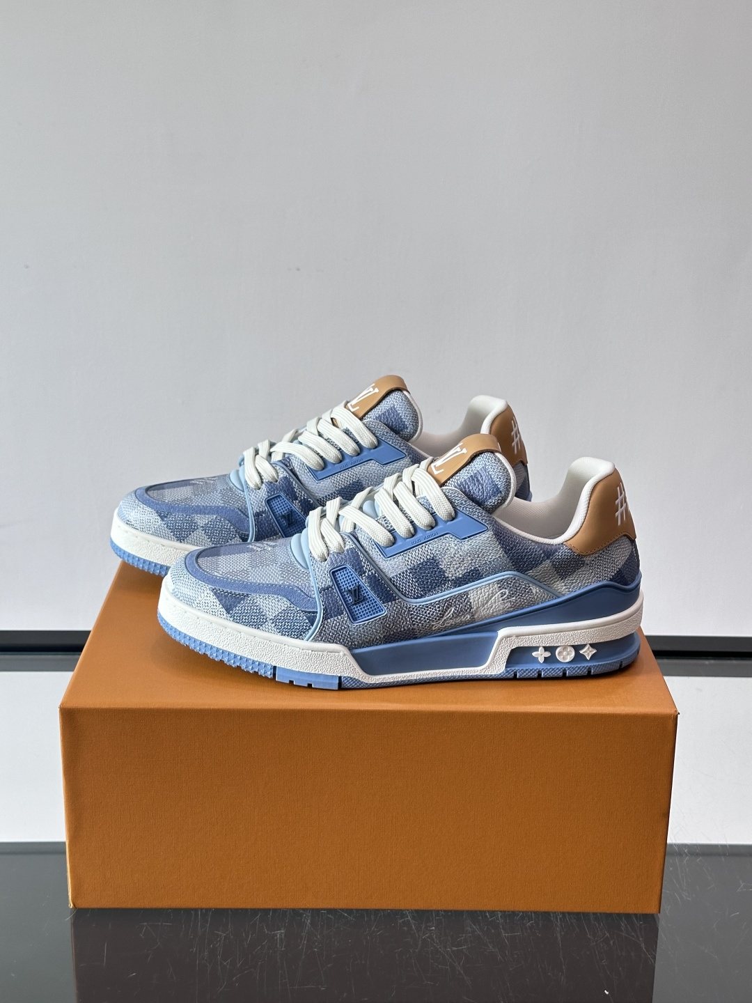 驴家 新配色 trainer运动鞋,本款 LV Trainer 运动鞋取材柔软粒面小牛皮,呈现纯净色调,后部#54标识追 驴家 新配色 trainer运动鞋,本款 LV Trainer 运动鞋取材柔软粒面小牛皮,呈现纯净色调,后部#54标识追