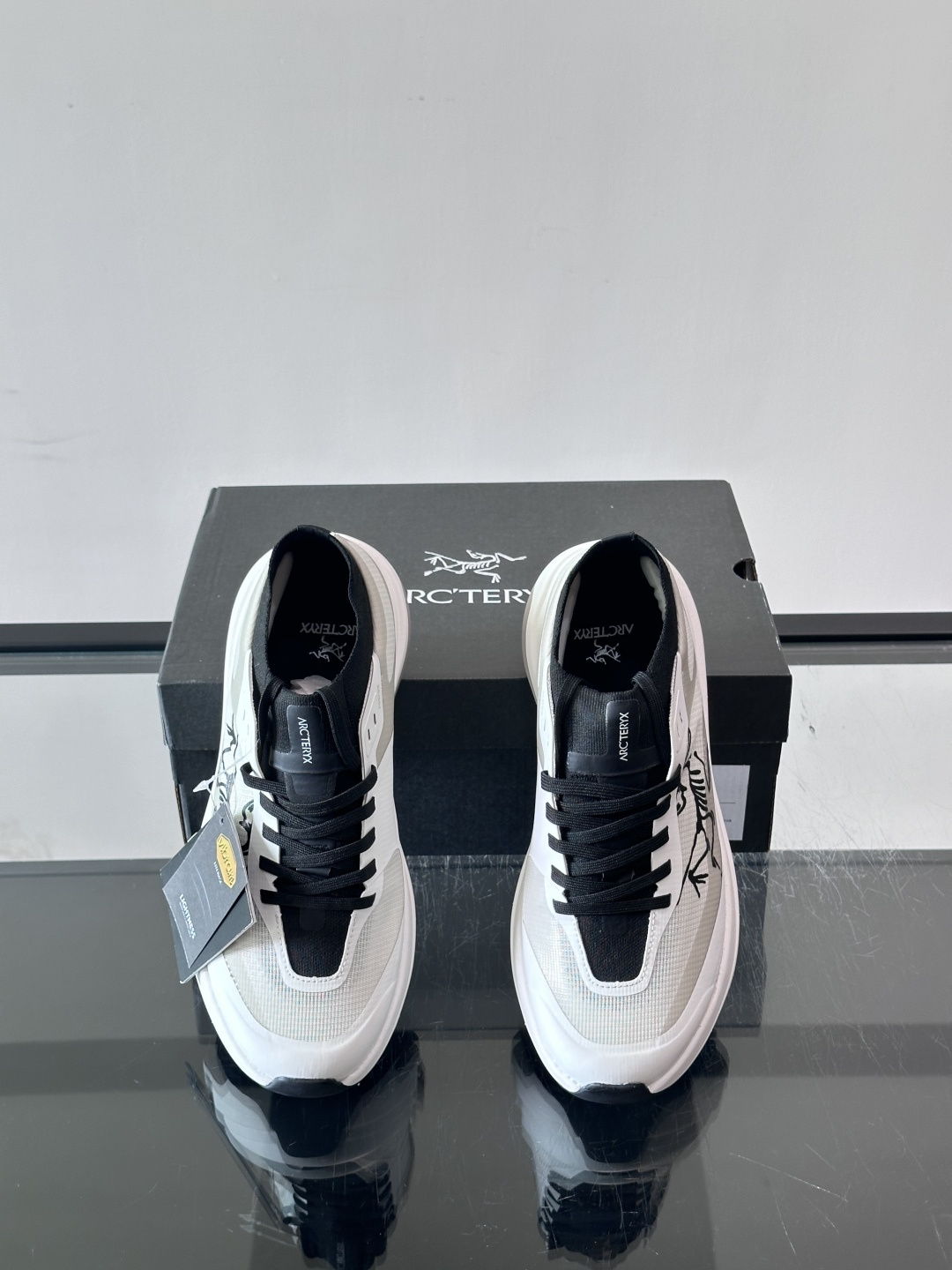 始祖鸟🐦 ​​ARC'TERYX SYLAN​​，灰白主调搭配黑色鞋舌和鞋带，白色厚底。配色干净利落，黑白灰的分布很均匀