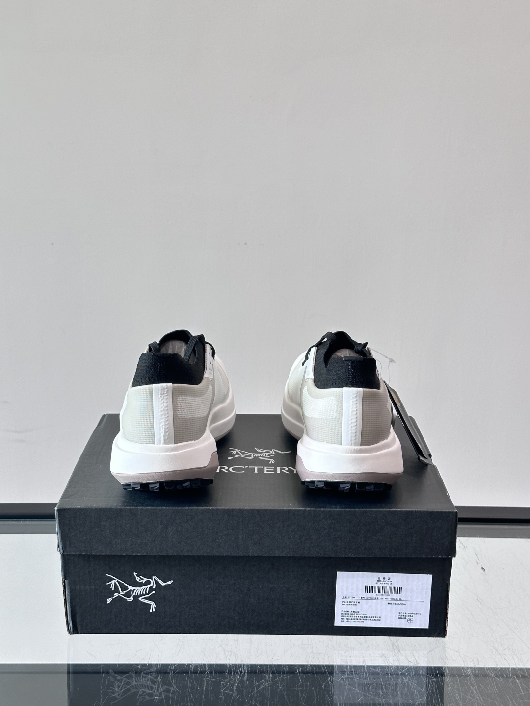 始祖鸟🐦 ​​ARC'TERYX SYLAN​​，灰白主调搭配黑色鞋舌和鞋带，白色厚底。配色干净利落，黑白灰的分布很均匀