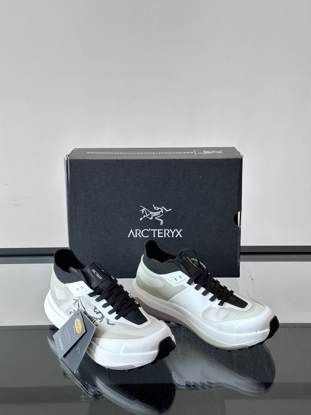 始祖鸟🐦 ​​ARC'TERYX SYLAN​​，灰白主调搭配黑色鞋舌和鞋带，白色厚底。配色干净利落，黑白灰的分布很均匀