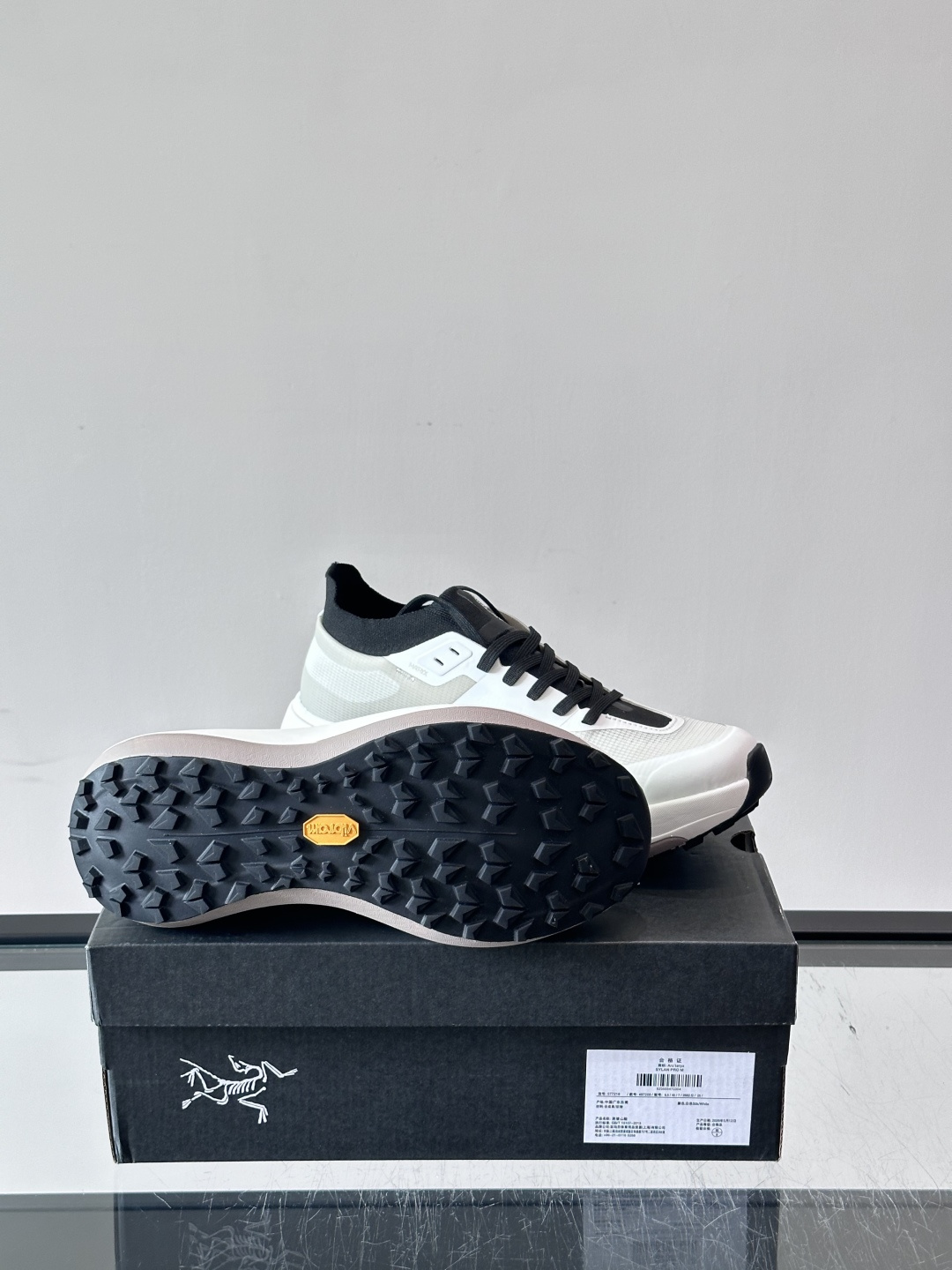 始祖鸟🐦 ​​ARC'TERYX SYLAN​​，灰白主调搭配黑色鞋舌和鞋带，白色厚底。配色干净利落，黑白灰的分布很均匀