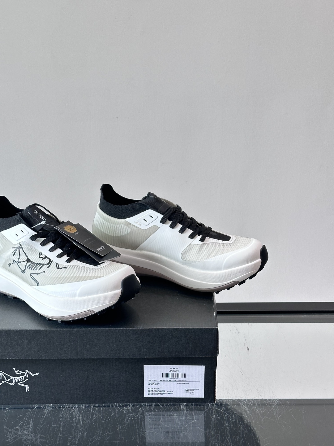 始祖鸟🐦 ​​ARC'TERYX SYLAN​​，灰白主调搭配黑色鞋舌和鞋带，白色厚底。配色干净利落，黑白灰的分布很均匀