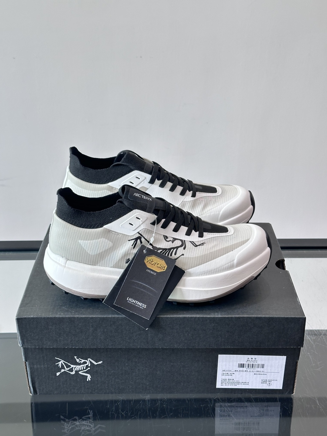 始祖鸟🐦 ARC'TERYX SYLAN,灰白主调搭配黑色鞋舌和鞋带,白色厚底。配色干净利落,黑白灰的分布很均匀 始祖鸟🐦 ARC'TERYX SYLAN,灰白主调搭配黑色鞋舌和鞋带,白色厚底。配色干净利落,黑白灰的分布很均匀