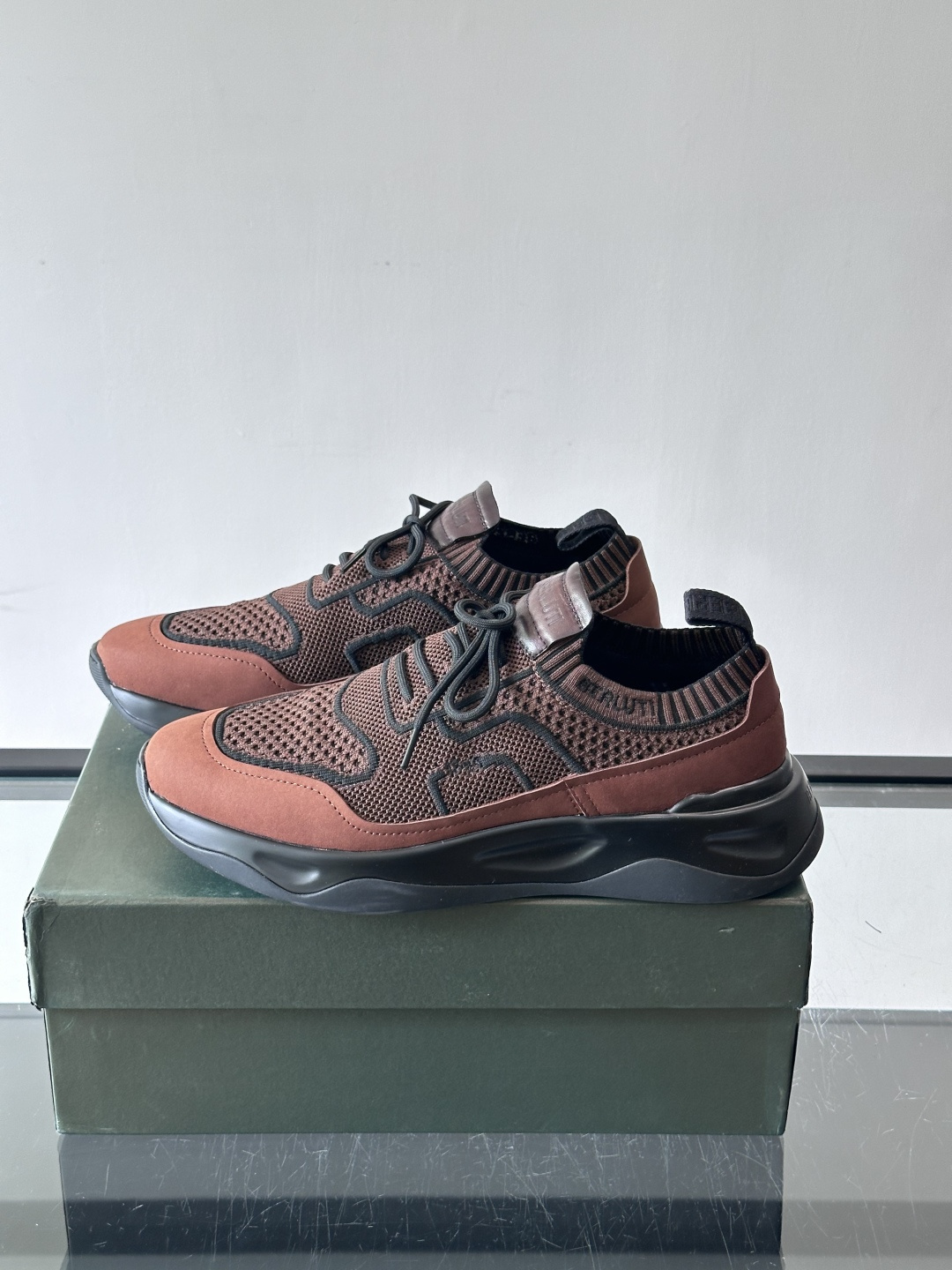 👟ERLUTI 1895运动鞋采用拼色针织鞋面,透气又舒适,适合日常或轻运动穿搭。白色EVA中底轻便缓震,长时间走路也不 👟ERLUTI 1895运动鞋采用拼色针织鞋面,透气又舒适,适合日常或轻运动穿搭。白色EVA中底轻便缓震,长时间走路也不