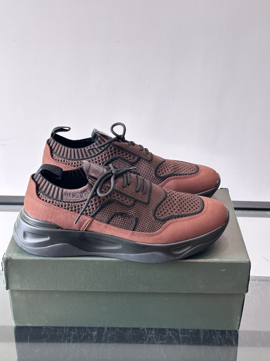 👟ERLUTI 1895运动鞋采用拼色针织鞋面,透气又舒适,适合日常或轻运动穿搭。白色EVA中底轻便缓震,长时间走路也不 👟ERLUTI 1895运动鞋采用拼色针织鞋面,透气又舒适,适合日常或轻运动穿搭。白色EVA中底轻便缓震,长时间走路也不