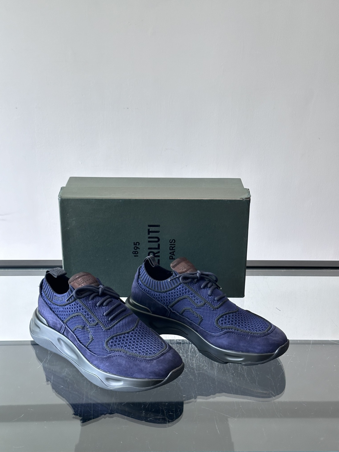 👟ERLUTI 1895运动鞋采用拼色针织鞋面，透气又舒适，适合日常或轻运动穿搭。白色EVA中底轻便缓震，长时间走路也不