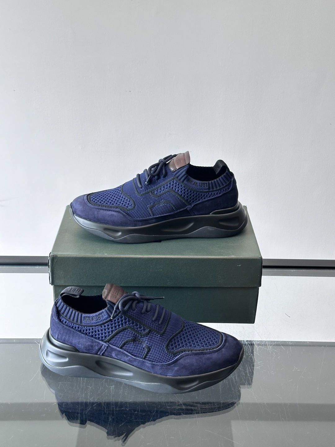 👟ERLUTI 1895运动鞋采用拼色针织鞋面，透气又舒适，适合日常或轻运动穿搭。白色EVA中底轻便缓震，长时间走路也不