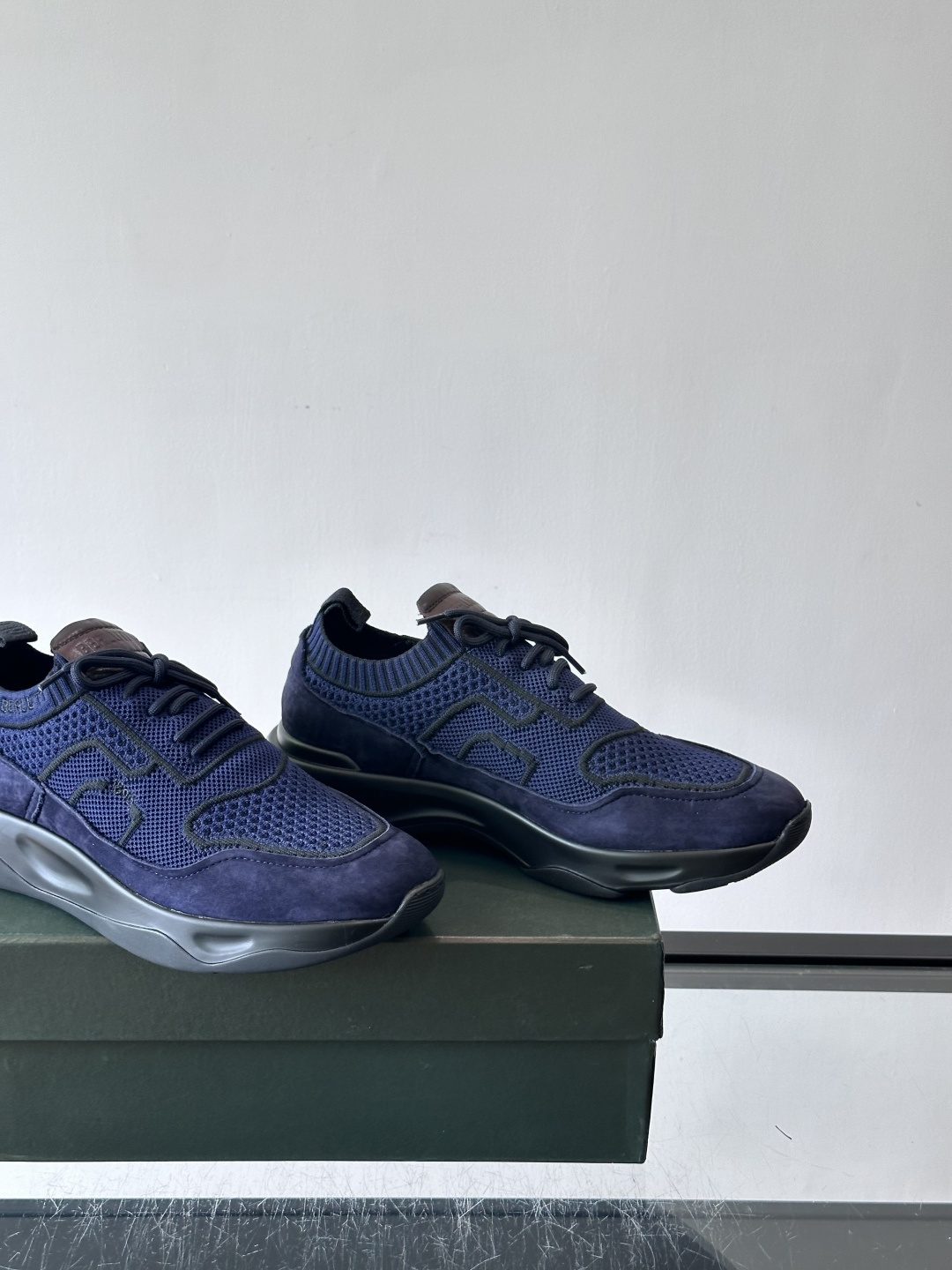 👟ERLUTI 1895运动鞋采用拼色针织鞋面，透气又舒适，适合日常或轻运动穿搭。白色EVA中底轻便缓震，长时间走路也不