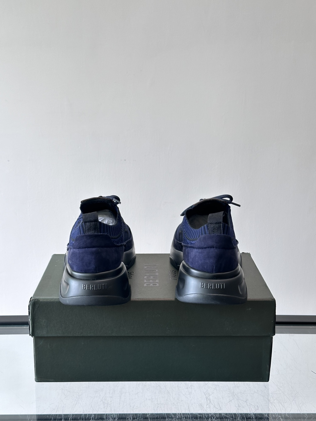 👟ERLUTI 1895运动鞋采用拼色针织鞋面，透气又舒适，适合日常或轻运动穿搭。白色EVA中底轻便缓震，长时间走路也不