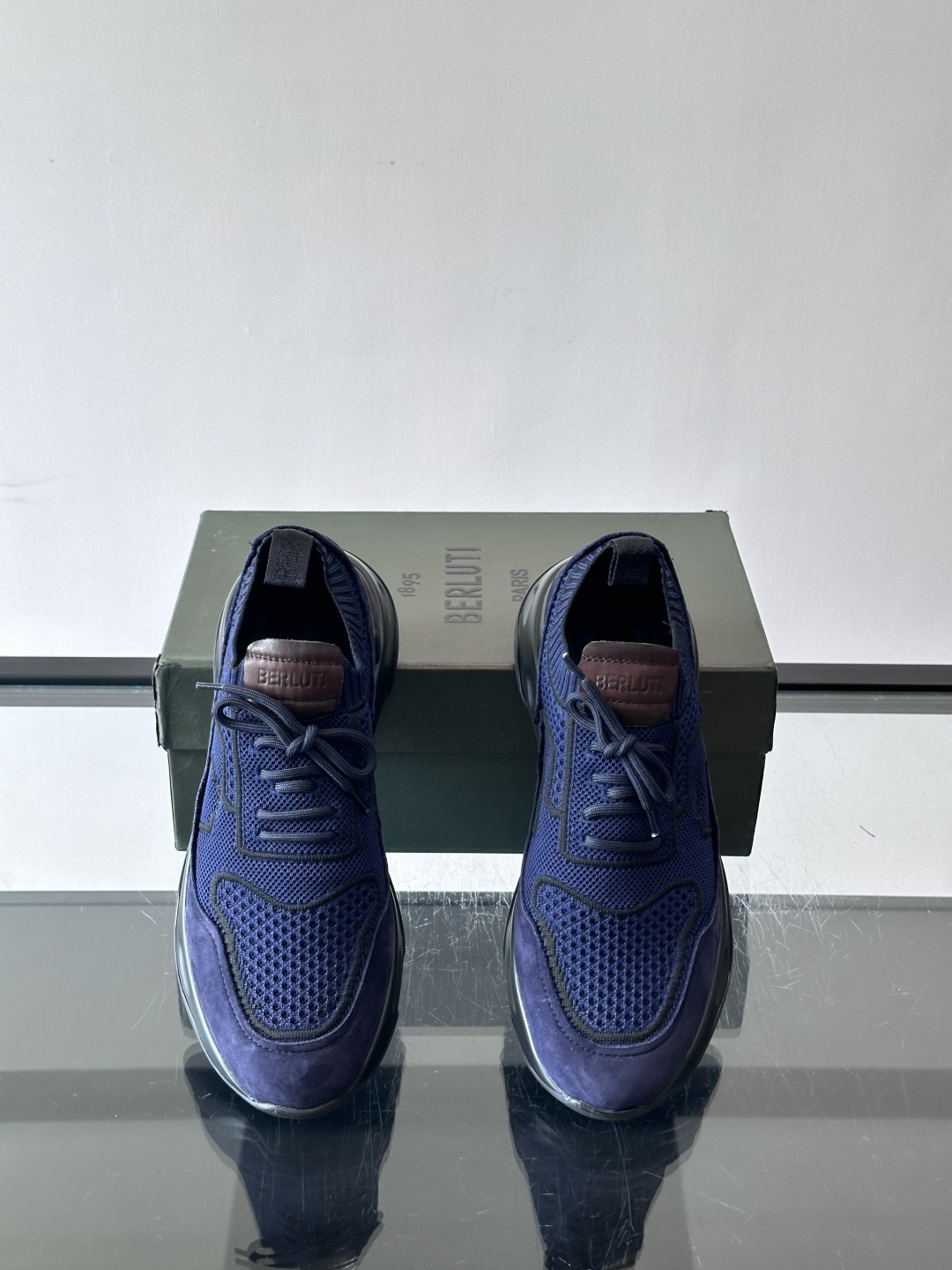 👟ERLUTI 1895运动鞋采用拼色针织鞋面，透气又舒适，适合日常或轻运动穿搭。白色EVA中底轻便缓震，长时间走路也不