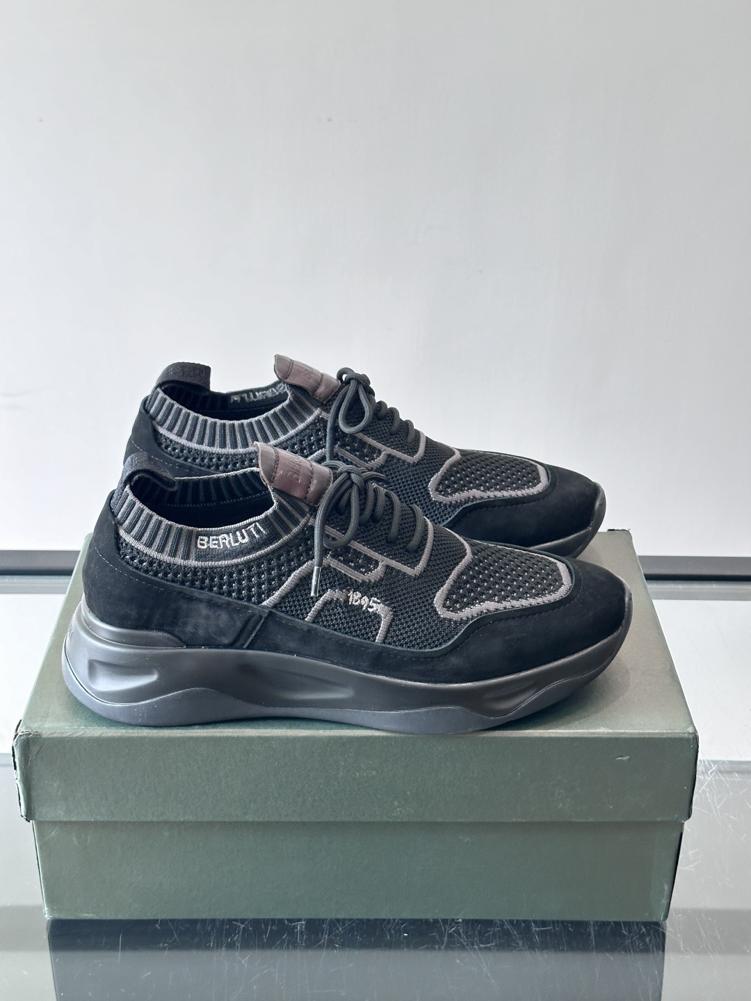 👟ERLUTI 1895运动鞋采用拼色针织鞋面,透气又舒适,适合日常或轻运动穿搭。白色EVA中底轻便缓震,长时间走路也不 👟ERLUTI 1895运动鞋采用拼色针织鞋面,透气又舒适,适合日常或轻运动穿搭。白色EVA中底轻便缓震,长时间走路也不