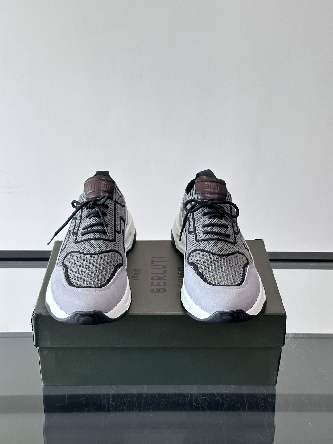 👟ERLUTI 1895运动鞋采用拼色针织鞋面，透气又舒适，适合日常或轻运动穿搭。白色EVA中底轻便缓震，长时间走路也不